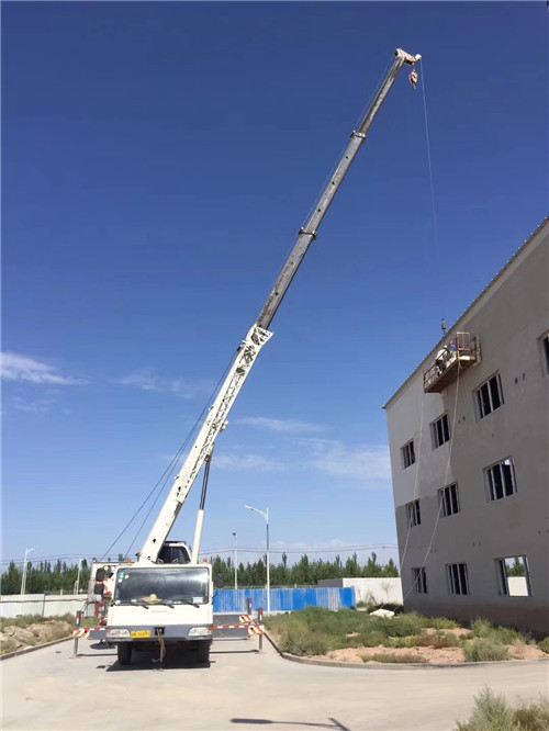 月湖区“轻装强干”—— 吊车的 “轻量化臂架” 技术